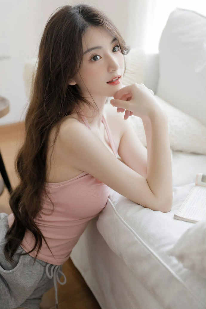 何穗与儿子阿那亚悠闲散步,简约装扮展现好气质,网友热议其产后恢复